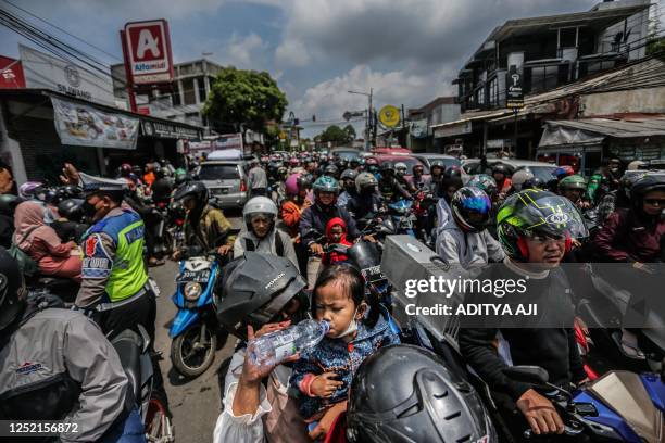 Motorists commute in a traffic jam in Bogor on April 25 as people return to the cities after celebrating the Eid al-Fitr holiday in their hometowns.