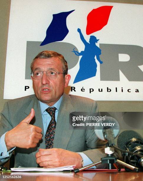Photo prise le 19 mars 1997 à Paris du président de l'UDF, François Léotard , qui est convoqué avec le député UDF-DL, Renaud Donnedieu de Vabres, le...