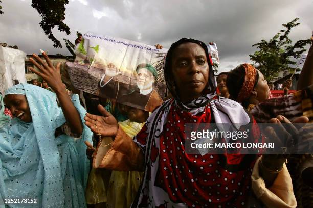 Supporters of the opposition candidate Ahmed Abdallah Sambi dance 10 May 2006 in Mitsoubge, Comoros, during a political rally. The possible election...