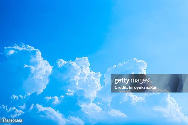 summer cumulonimbus cloud - gewitterwolke stock-fotos und bilder