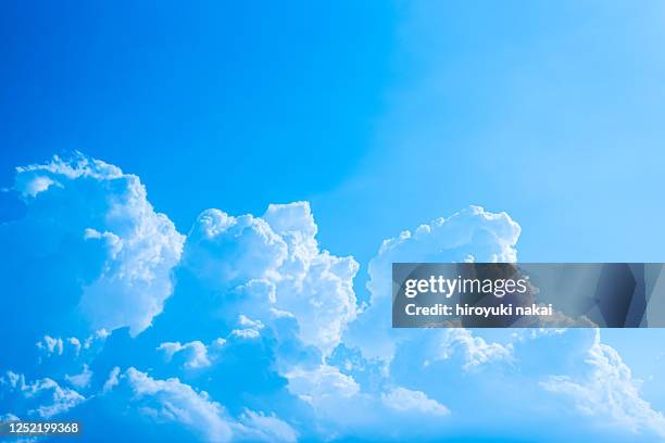 summer cumulonimbus cloud - 入道雲 ストックフォトと画像