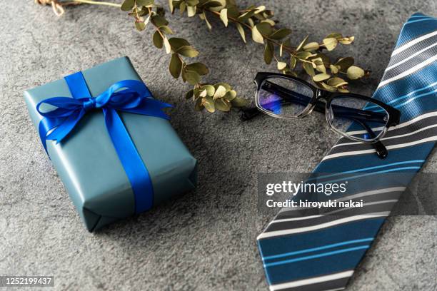 father's day - heart box ribbon stockfoto's en -beelden