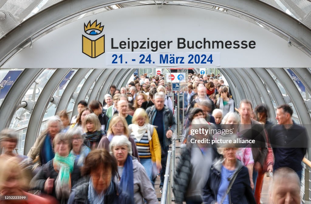 The first visitors stream into the halls of the Leipzig Book Fair