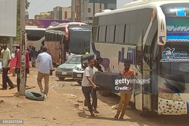 People flee the southern part of Khartoum as street battles between the army and paramilitaries continue, on April 27, 2023. - The Sudanese army...