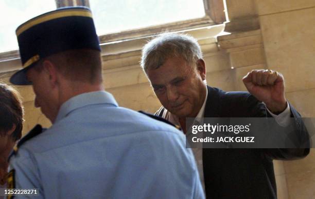 L'écrivain Philippe Sollers fait un clin d'oeil aux journalistes, le 17 septembre 2002 devant la 17e chambre du tribunal correctionnel de Paris,...