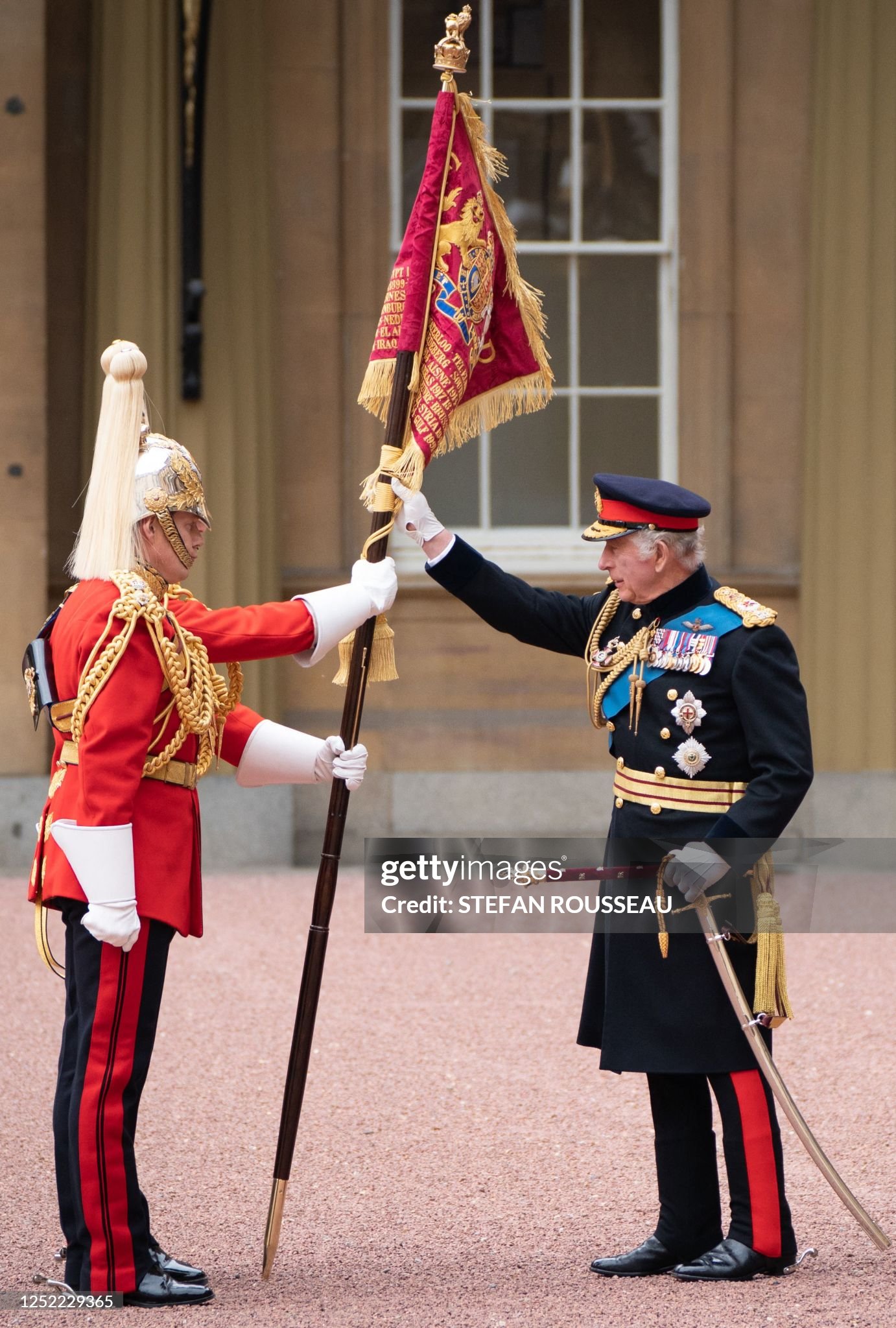 Король Карл III вручил новые штандарты и знамена в Букингемском дворце 