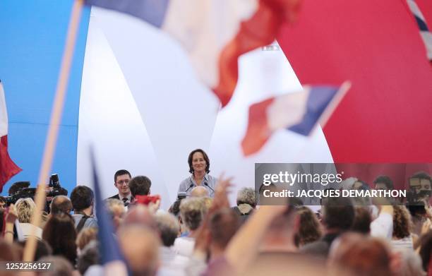 Ségolène Royal, candidate à la primaire socialiste, prononce un discours le 08 mai 2011 salle des Blancs-manteaux à Paris, lors d'une "université...