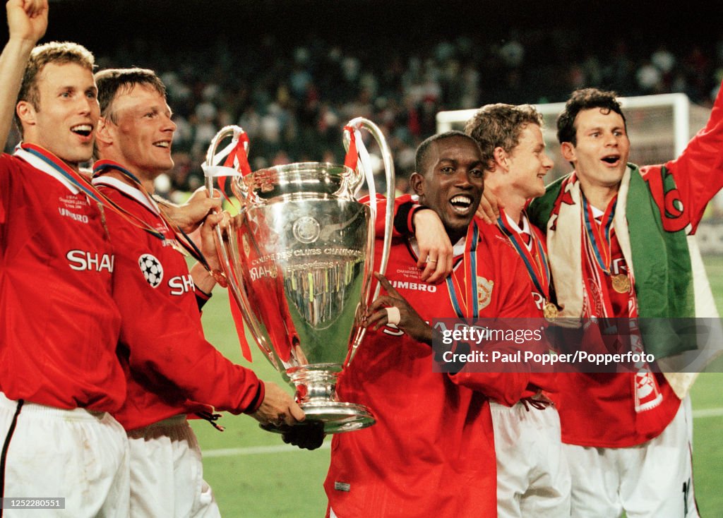 Manchester United Players Celebrate With The Trophy After Winning The manchester-united-players-celebrate-with-the-trophy-after-winning-the