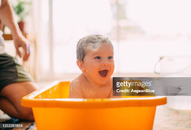 可愛的嬰兒在浴缸中玩耍 - baby bathtub 個照片及圖片檔