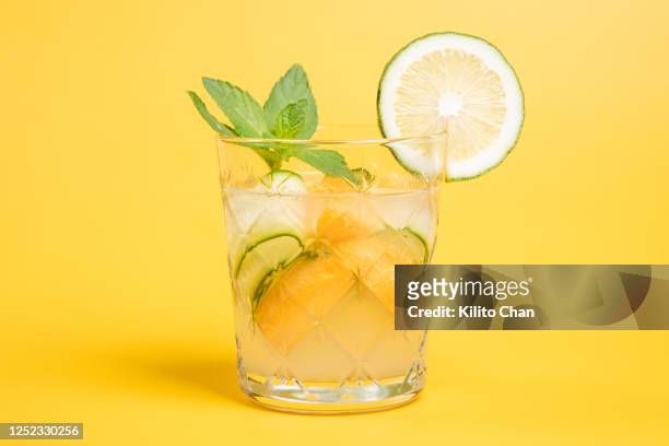 summer cocktail drink with fresh ingredients - limonade stockfoto's en -beelden