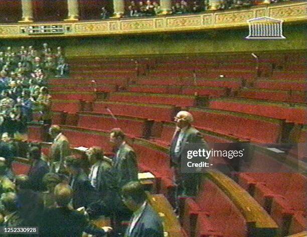 Les députés de l'opposition UDF-RPR quittent leurs bancs, le 12 janvier à l'Assemblée nationale à Paris, après les déclarations du Premier ministre...