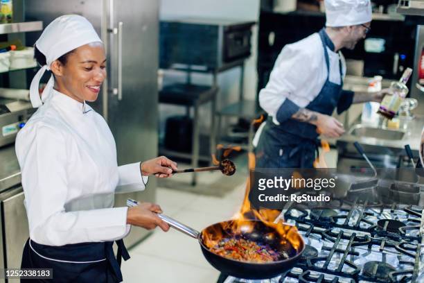afroamerikanische frau arbeitet in der kommerziellen küche - kochlehrling stock-fotos und bilder