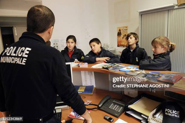 Une des équipes d'enfants du City Raid d'Ajaccio interroge durant l'une de leurs épreuves un agent de la police municipale, le 22 mars 2008 à...