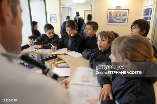 Une des équipes d'enfants du City Raid d'Ajaccio interroge durant l'une de leurs épreuves un gradé de la police nationale, le 22 mars 2008 au...