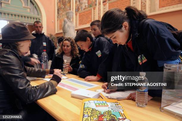 Une des équipes d'enfants du City Raid d'Ajaccio interroge durant l'une de leurs épreuves une employée municipale à la mairie de la ville, le 22 mars...