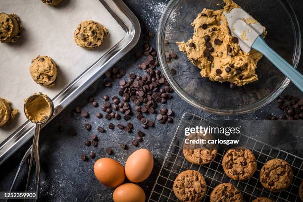 listo para hornear galletas con chispas de chocolate - baking fotografías e imágenes de stock