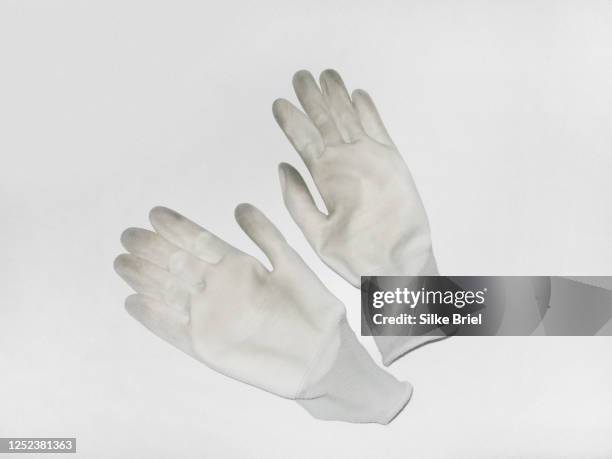 gardening gloves against white background - arbeitshandschuhe stock-fotos und bilder