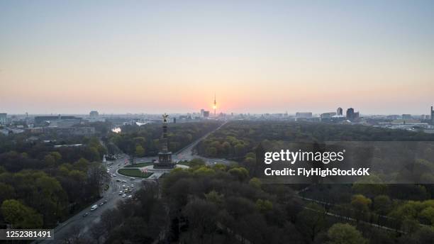 scenic view victory column and berlin cityscape at sunset, germany - tiergarten stockfoto's en -beelden