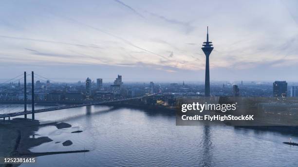 rhine tower and rhine river at dusk, duesseldorf, north rhine-westphalia, germany - düsseldorf fotografías e imágenes de stock