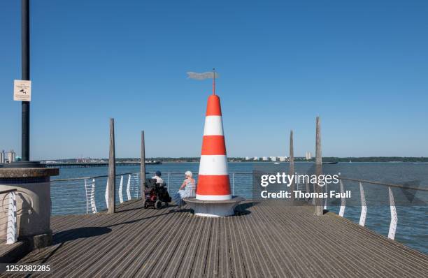 sitting by hythe promenade lighthouse pier - hythe pier stock pictures, royalty-free photos & images