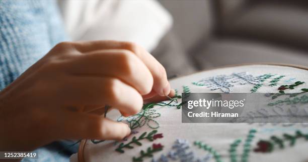 het is als tekenen, alleen met een naald! - embroidery stockfoto's en -beelden