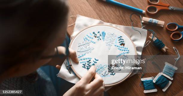 het is een zeer rustgevend tijdverdrijf, maar ook een zeer creatieve - embroidery stockfoto's en -beelden