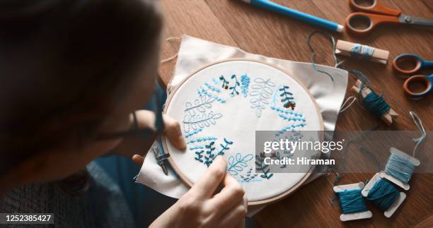det är en mycket lugnande tidsfördriv men också en mycket kreativ en - broderi bildbanksfoton och bilder
