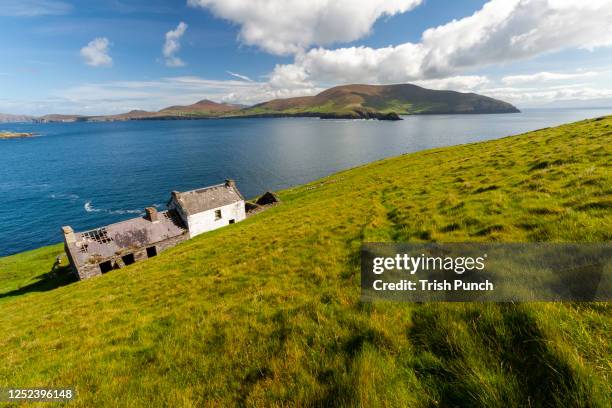 great blasket island, largest of the six blasket islands, on the dingle peninsula on the wild atlantic way in county kerry in ireland. - great blasket island stock pictures, royalty-free photos & images
