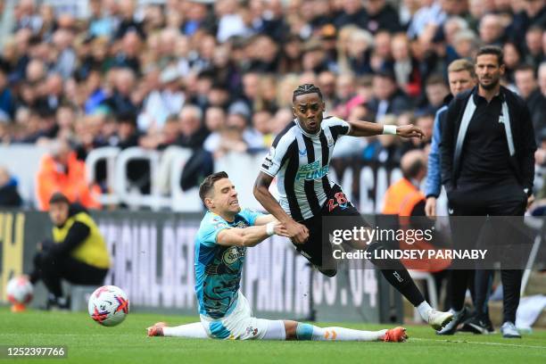 Southampton's Polish defender Jan Bednarek fights for the ball with Newcastle United's English midfielder Joe Willock during the English Premier...