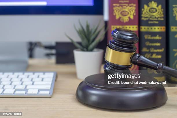 law concept. close up of judge gavel and laptop - promotor de justiça - fotografias e filmes do acervo