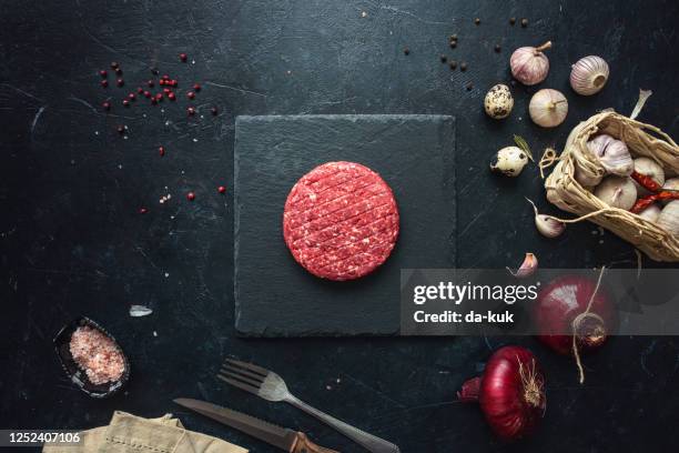 burgers de bœuf hachés crus avec disposition d’épices - burger vue de dessus photos et images de collection