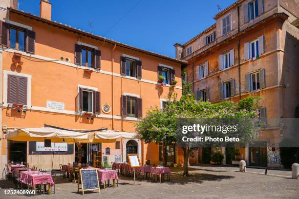 ein typisch italienisches restaurant im herzen von trastevere in rom - trastevere stock-fotos und bilder