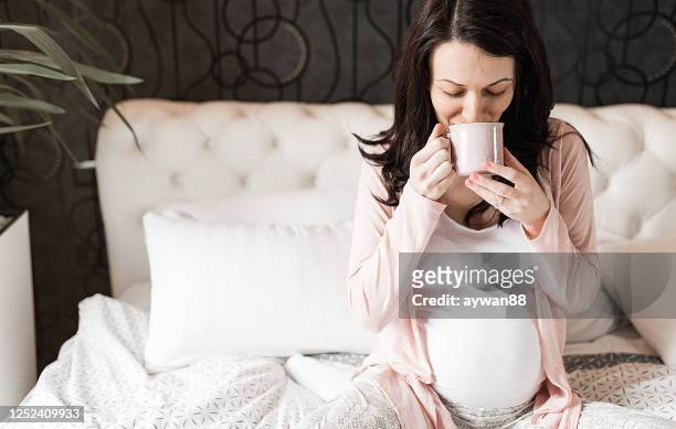 孕婦在床上喝茶 - pregnant coffee 個照片及圖片檔