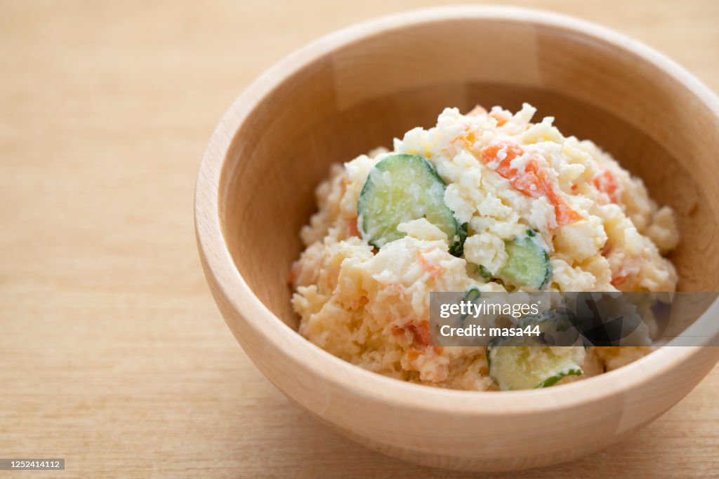 Japanischer Kartoffelsalat auf Holzhintergrund