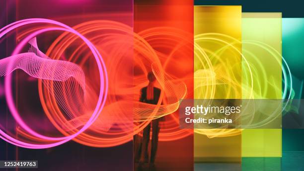 verlichte glazen wand - licht natuurlijk fenomeen stockfoto's en -beelden