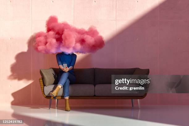 frau mit smartphone, cloud-computing-konzept - ignoranz stock-fotos und bilder