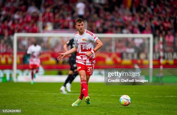 Robin Knoche of 1. FC Union Berlin controls the ball during the Bundesliga match between 1. FC Union Berlin and Bayer 04 Leverkusen at Stadion an der...