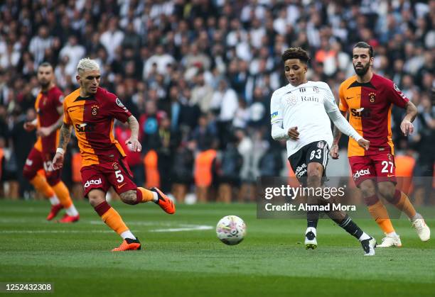 Gedson Fernandes of Besiktas is challenged by Lucas Torreira of Galatasaray during the Super Lig match between Besiktas and Galatasaray at Vodafone...