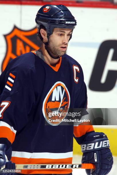 474 New York Islanders Michael Peca Photos and Premium High Res Pictures -  Getty Images