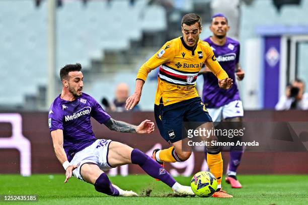 Gaetano Castrovilli of Fiorentina and Harry Winks of Sampdoria vie for the ball during the Serie A match between ACF Fiorentina and UC Sampdoria at...