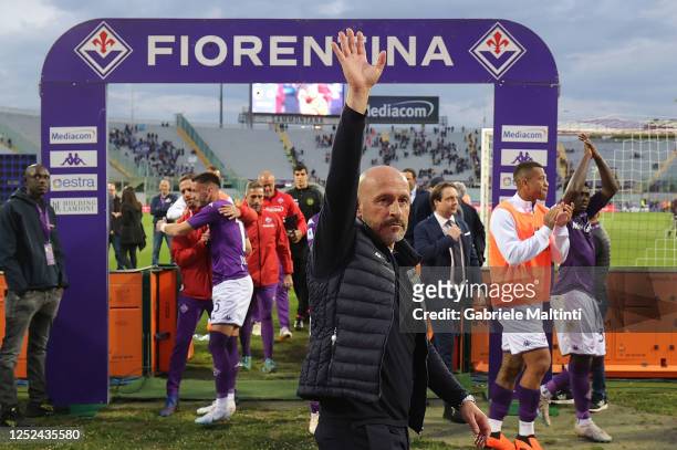 Head coach Vincenzo Italiano manager of ACF Fiorentina greets the fans after during the Serie A match between ACF Fiorentina and UC Sampdoria at...