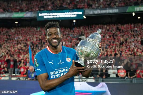 Ibrahim Sangare of PSV celebrates the victory with the trophy during the Dutch KNVB Beker match between Ajax v PSV at the Stadium Feijenoord on April...