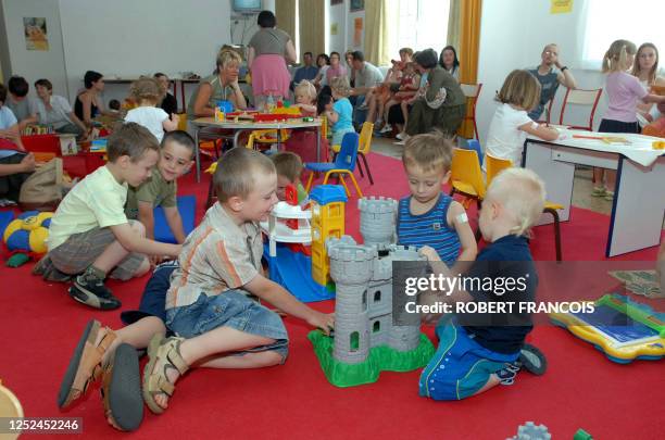 Des enfants se détendent dans une salle de repos après avoir été vaccinés, le 12 juin 2006 à Dieppe, dans le cadre d'une campagne de vaccination sans...