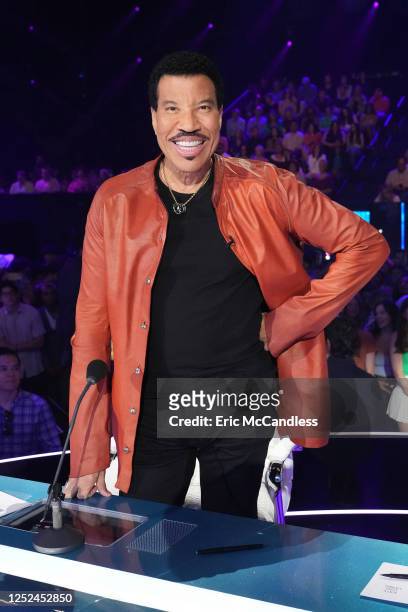 Season eight runner-up and bestselling artist Adam Lambert mentors the Top 12 contestants for another night of unforgettable live performances as...