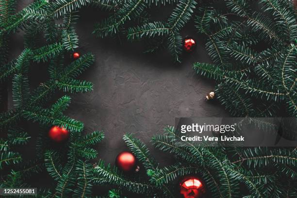 christmas composition. frame made of christmas gifts, pine branches, toys on black background. flat lay, top view, copy space. - overheadprojektor stock-fotos und bilder