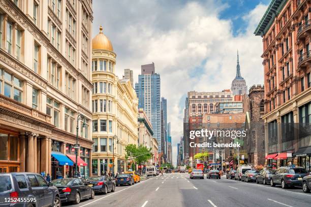 6a avenida en chelsea nueva york ee.uu. - chelsea new york fotografías e imágenes de stock