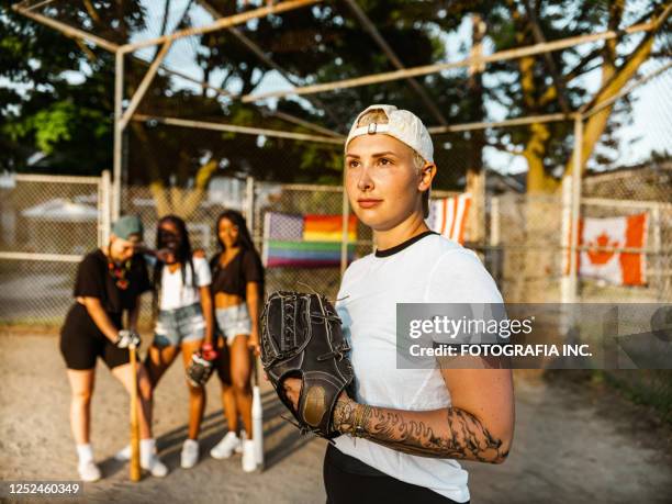 vielfältige gruppe junger frauen, die softball spielen - softball sport stock-fotos und bilder