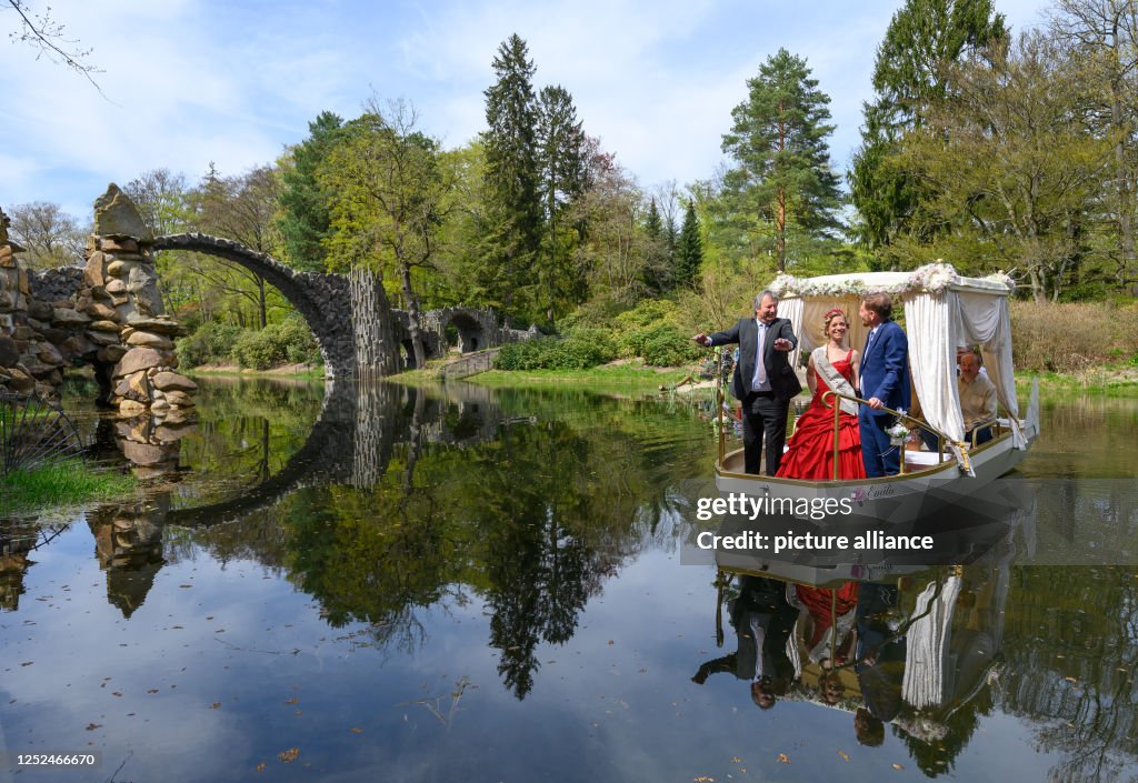 MP Kretschmer christens wedding barge at Rakotz Bridge