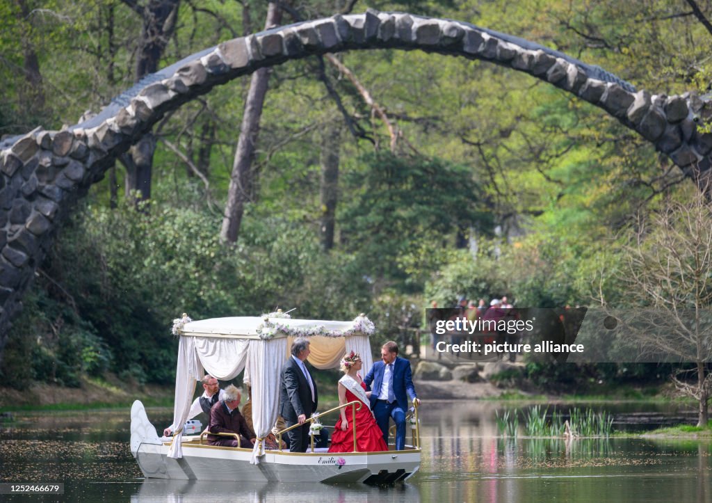 MP Kretschmer tauzf wedding barge at the Rakotz Bridge