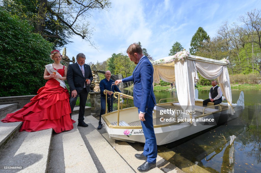 MP Kretschmer christens wedding barge at Rakotz Bridge